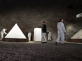 Salzwelten Salzburg - Besucher im Bergwerk mit Ausstellung zur Geschichte des Salzabbaus