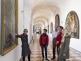 DomQuartier Salzburg - Besucher in der langen Galerie St. Peter mit Gemälden