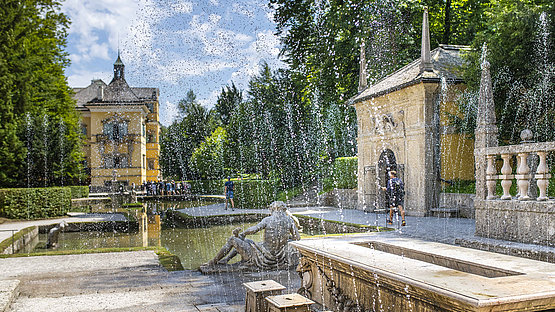 Schloss Hellbrunn & Wasserspiele - spritzendes Wasser am Fürstentisch