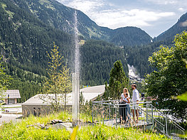 Krimmler WasserWelten - Family in front of a water fountain in the "Aquapark