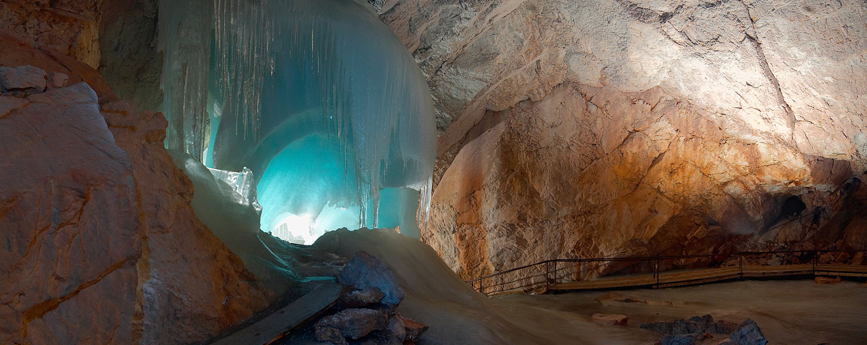 Eisriesenwelt Werfen - Pfad durch Eisformationen im Inneren der Höhle