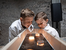 Salzwelten Salzburg - Kinder blicken in eine Vitrine mit ausgestelltem Salzgestein