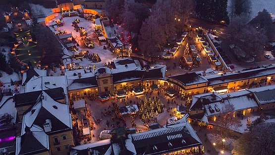 Hellbrunn Palace & Water Games - Drone Flight over the Advent Market