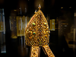 DomQuartier Salzburg - Museum St. Peter showpiece "Mitre with rich gemstone trimming".
