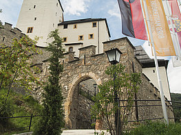 Burg Mauterndorf - Aussenansicht der Burg mit Länder-Fahnen