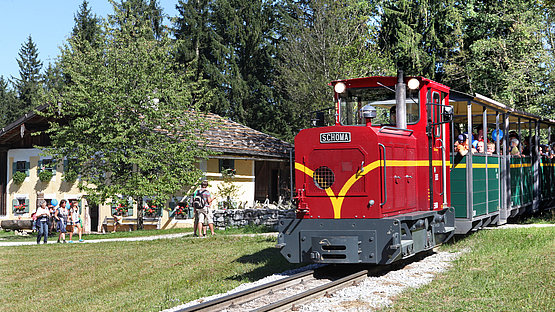 Salzburger Freilichtmuseum - Blick auf die Museumsbahn, die sich über 2 km erstreckt