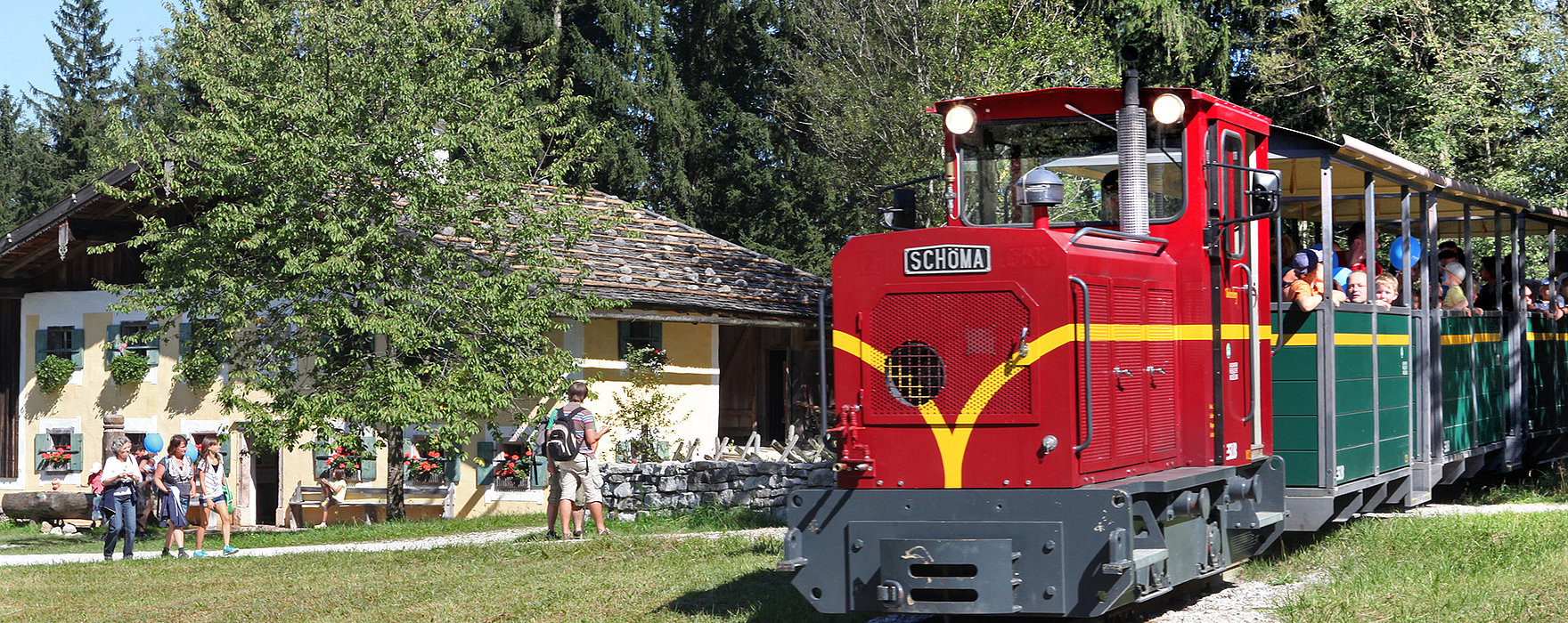 Salzburger Freilichtmuseum - Blick auf die Museumsbahn, die sich über 2 km erstreckt