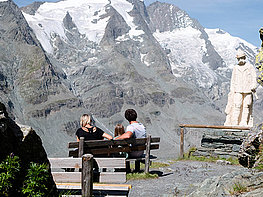 Großglockner High Alpine Road - family on a bench with view Kaiserstein