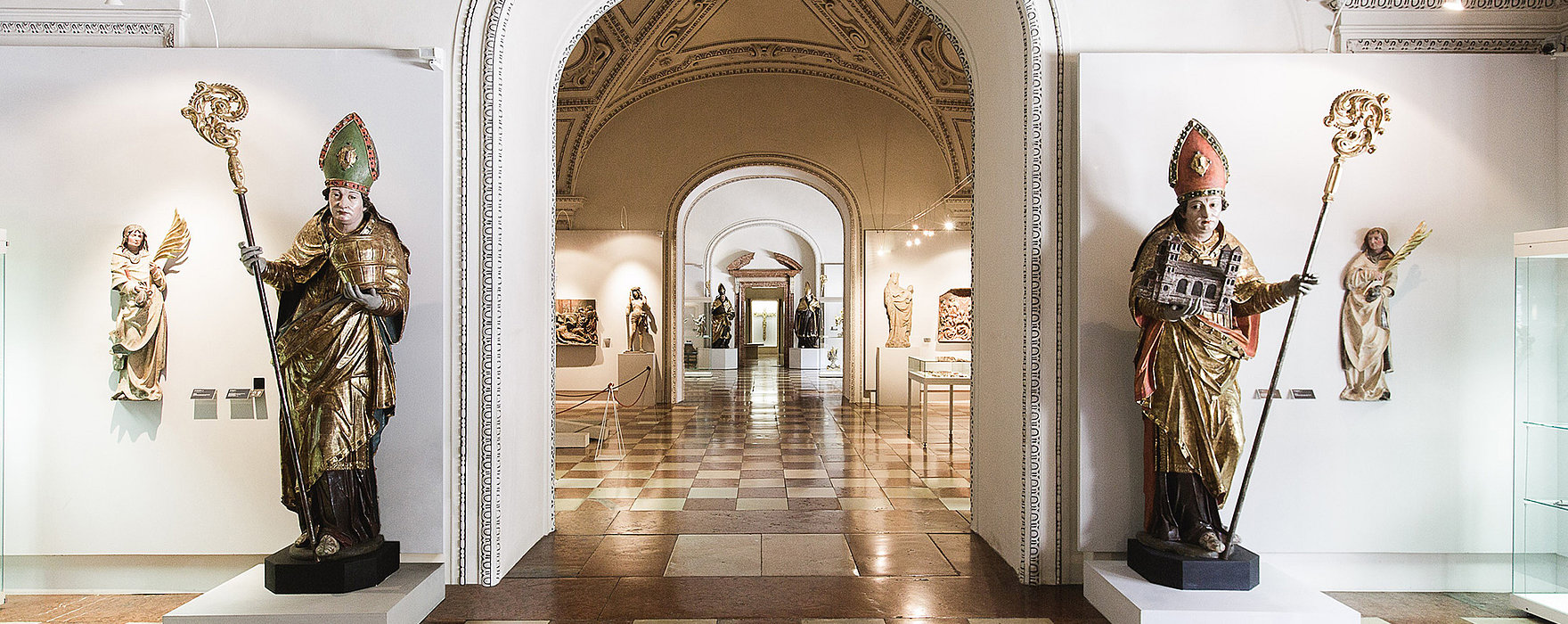Eingangsbereich Dommuseum mit lebensgroßen Statuen Hl. Rupert und Hl. Virgil