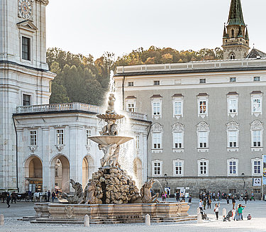Catalogue DomQuartier Salzburg - Fountain at Residenzplatz with visitors