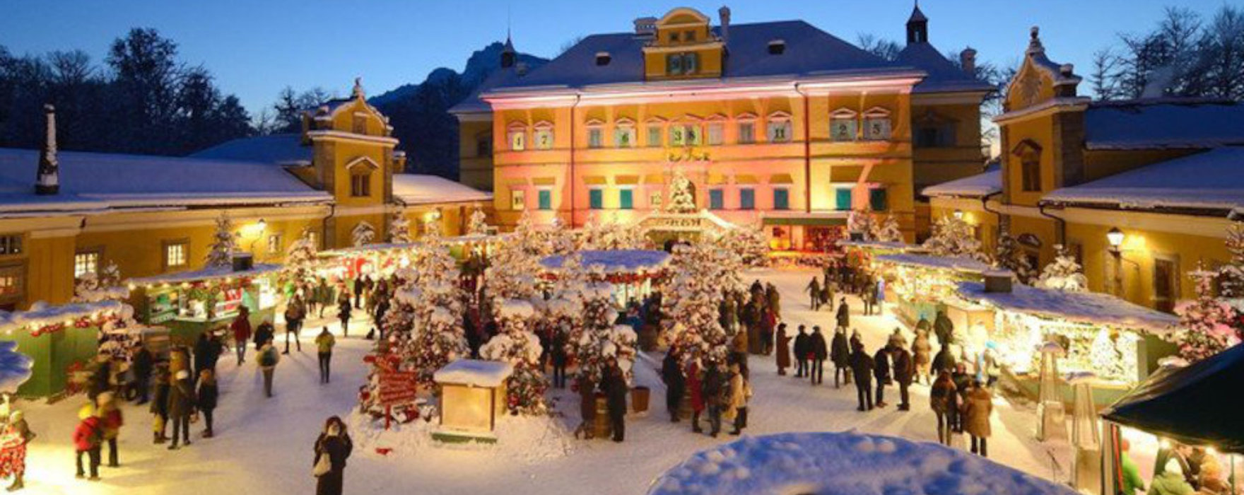 Schloss Hellbrunn & Wasserspiele - Blick auf den Adventmarkt zur Weihnachtszeit