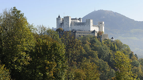 Festung Hohensalzburg - Blick auf die Festung am Mönchsberg im Sommer
