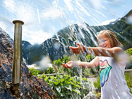 Krimmler WasserWelten - Kinder bei Wasserspaß und Kneippvergnügen in der Außenanlage "Aquapark"